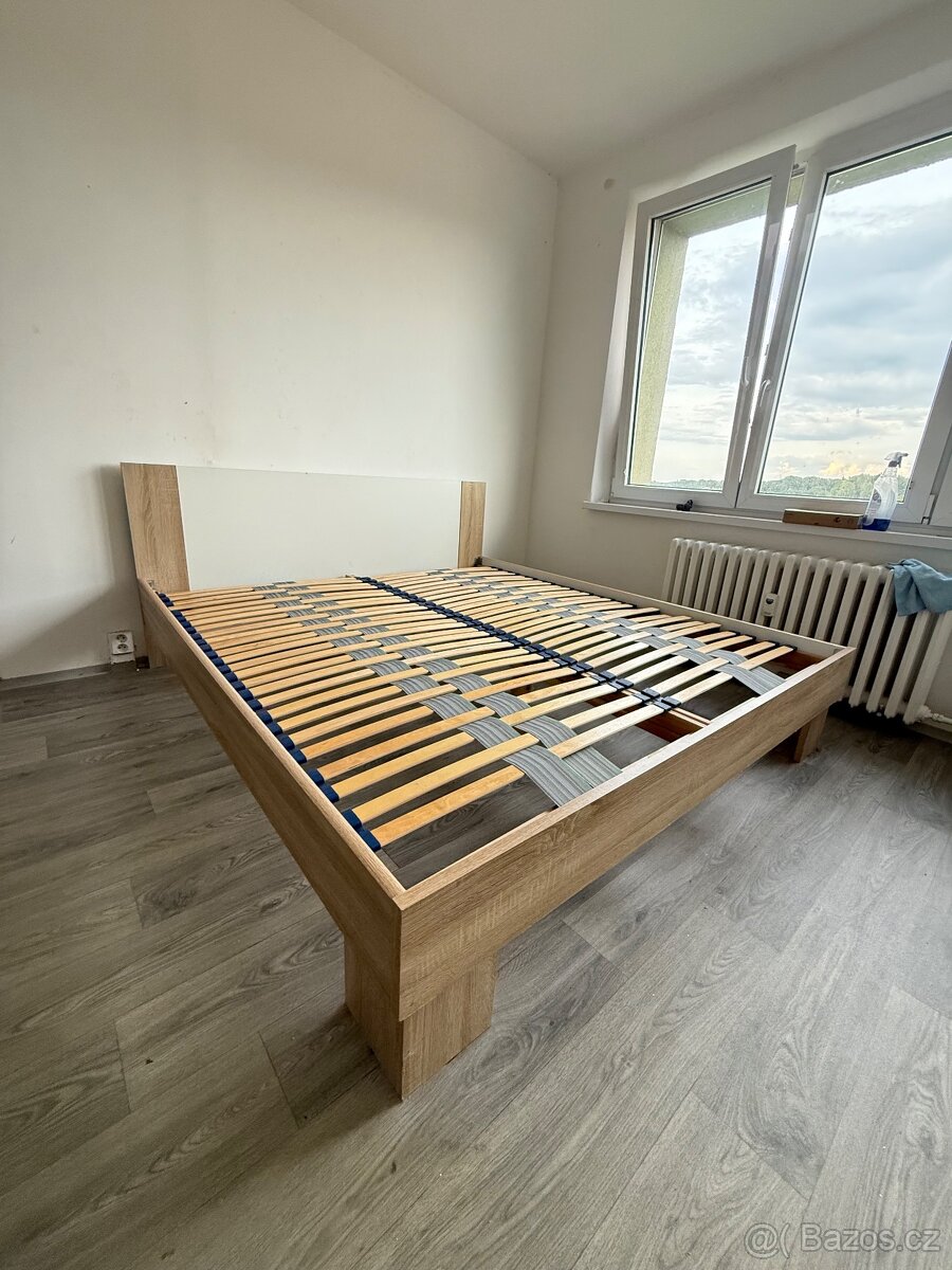 Manželská postel s rošty