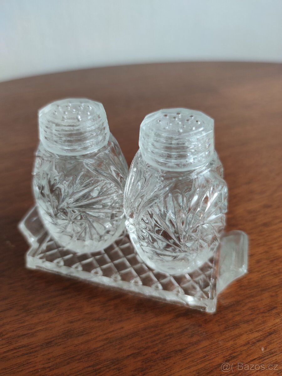 Skleněná pepřenka, slánka broušené sklo