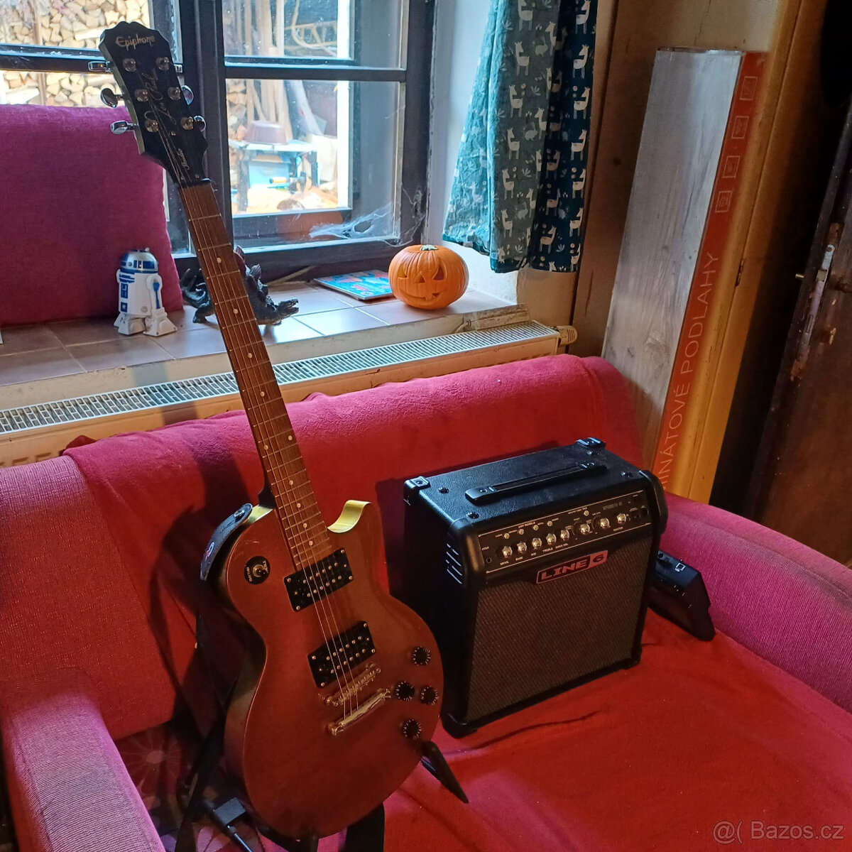 Elektrická kytara, kombo, pedály.
