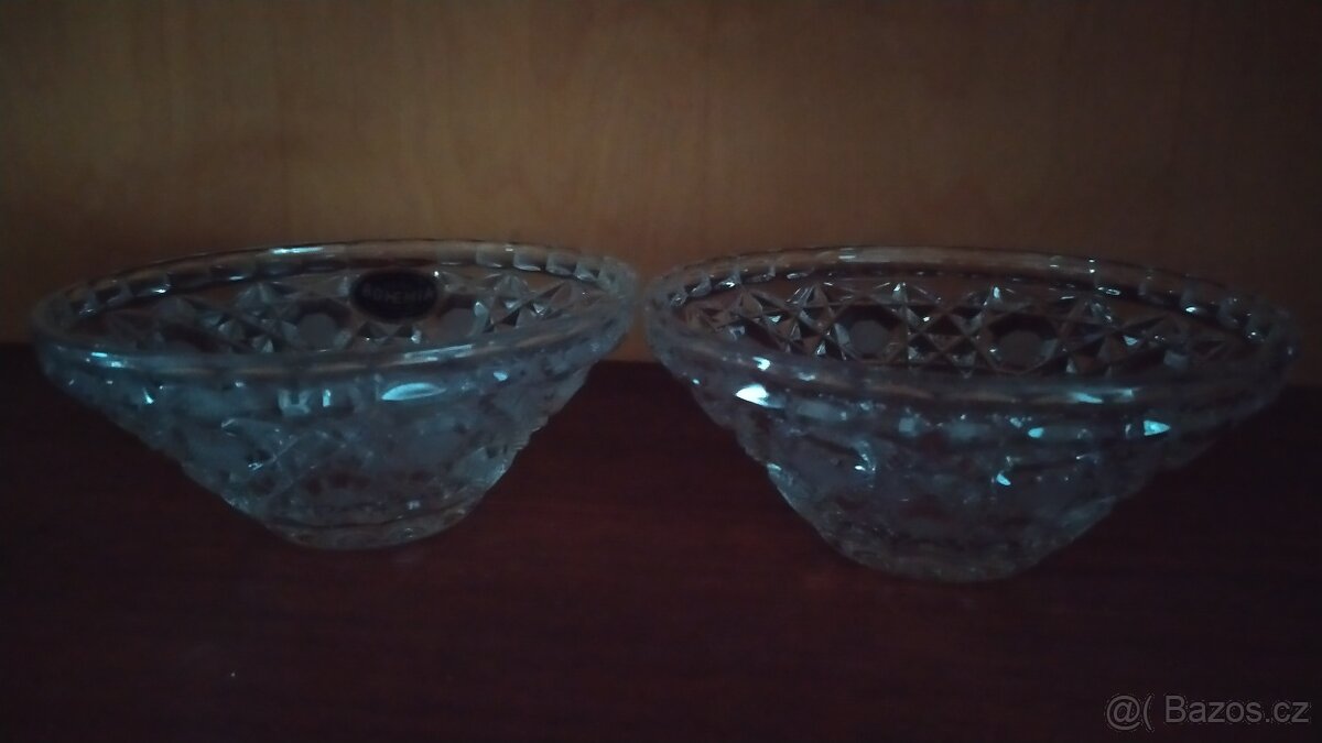 Dvě křišťálové misky