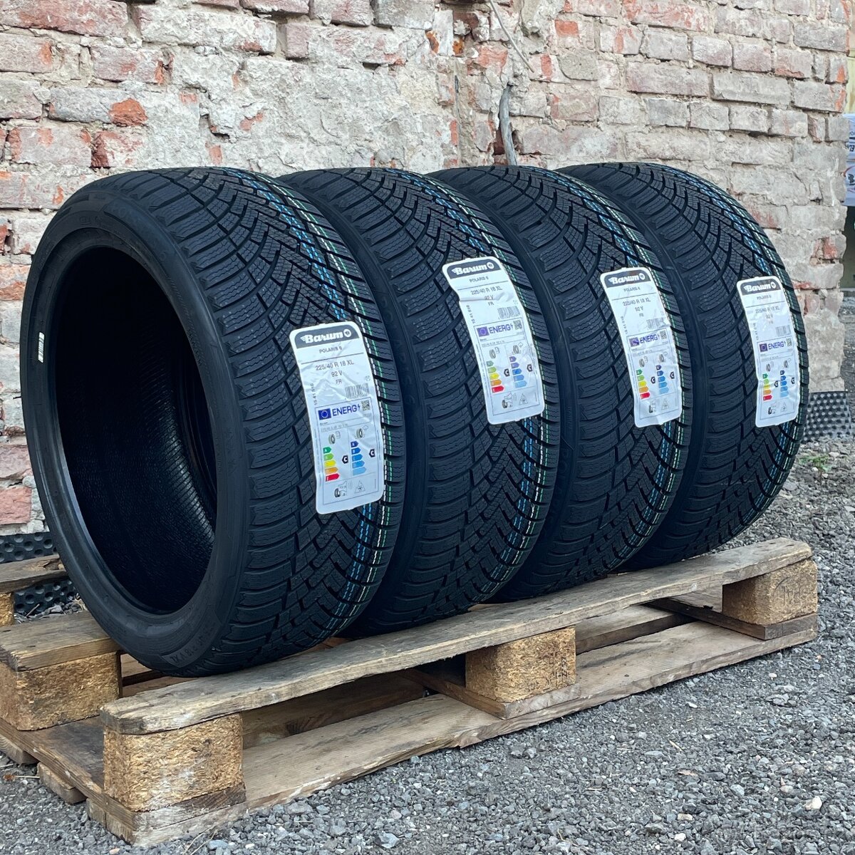 Mega akce Nove Zimni pneu 225/40 R18 92V XL Barum