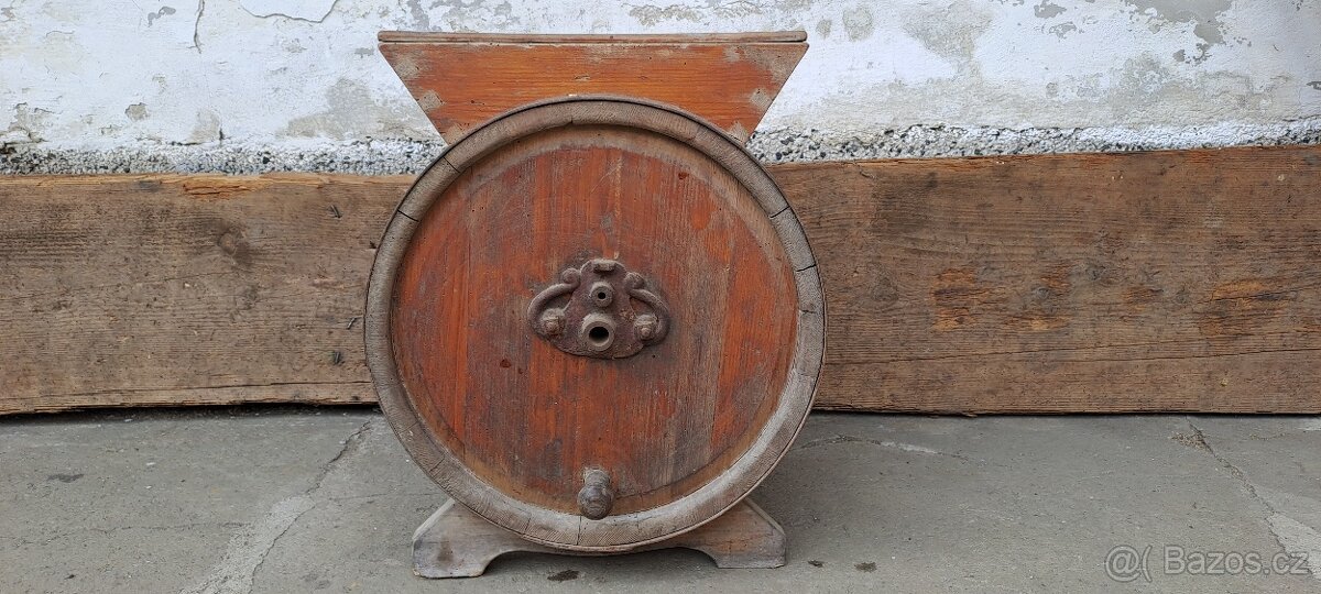 Starožitná dřevěná máselnice