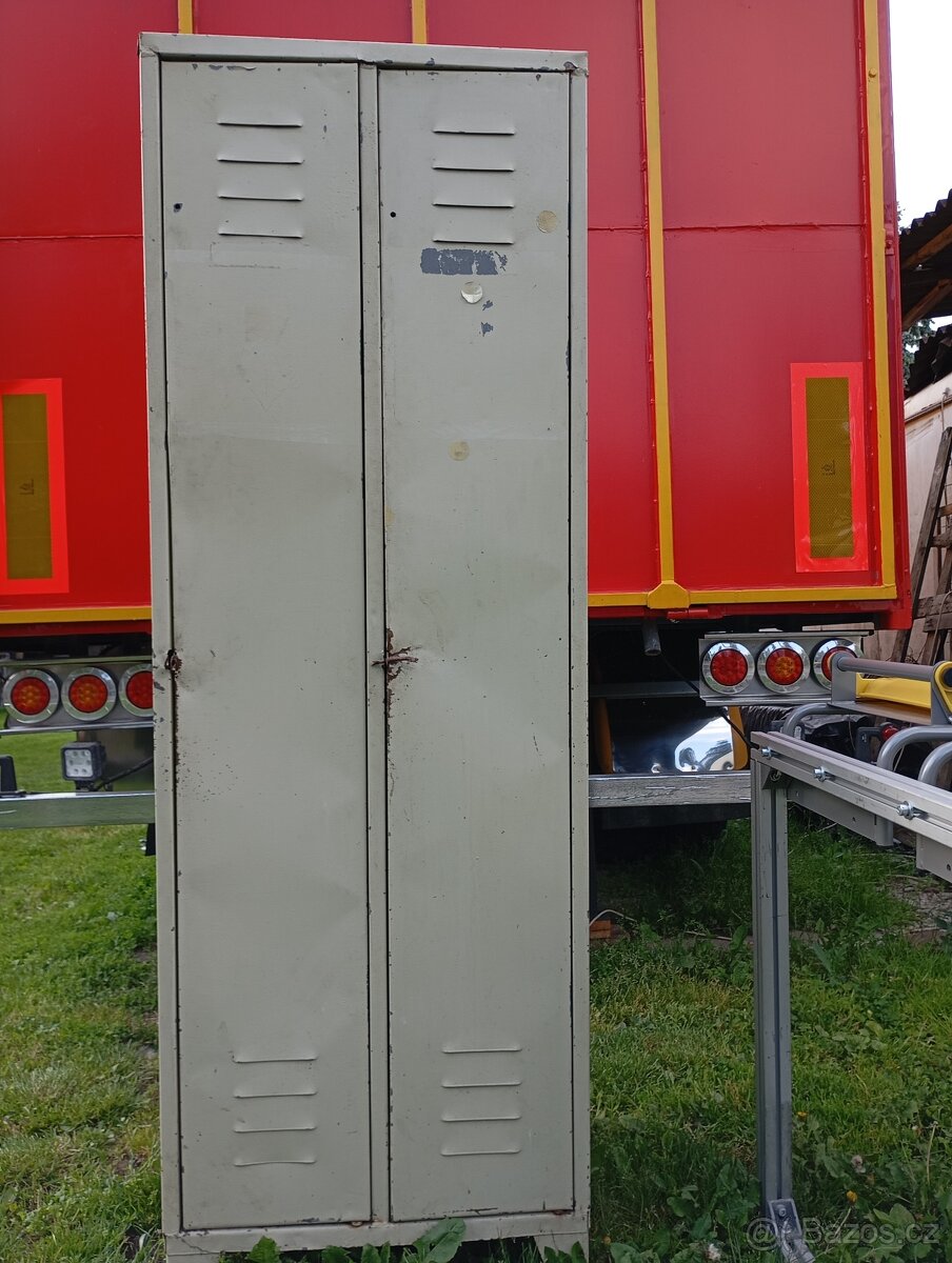 Plechové šatní skříně