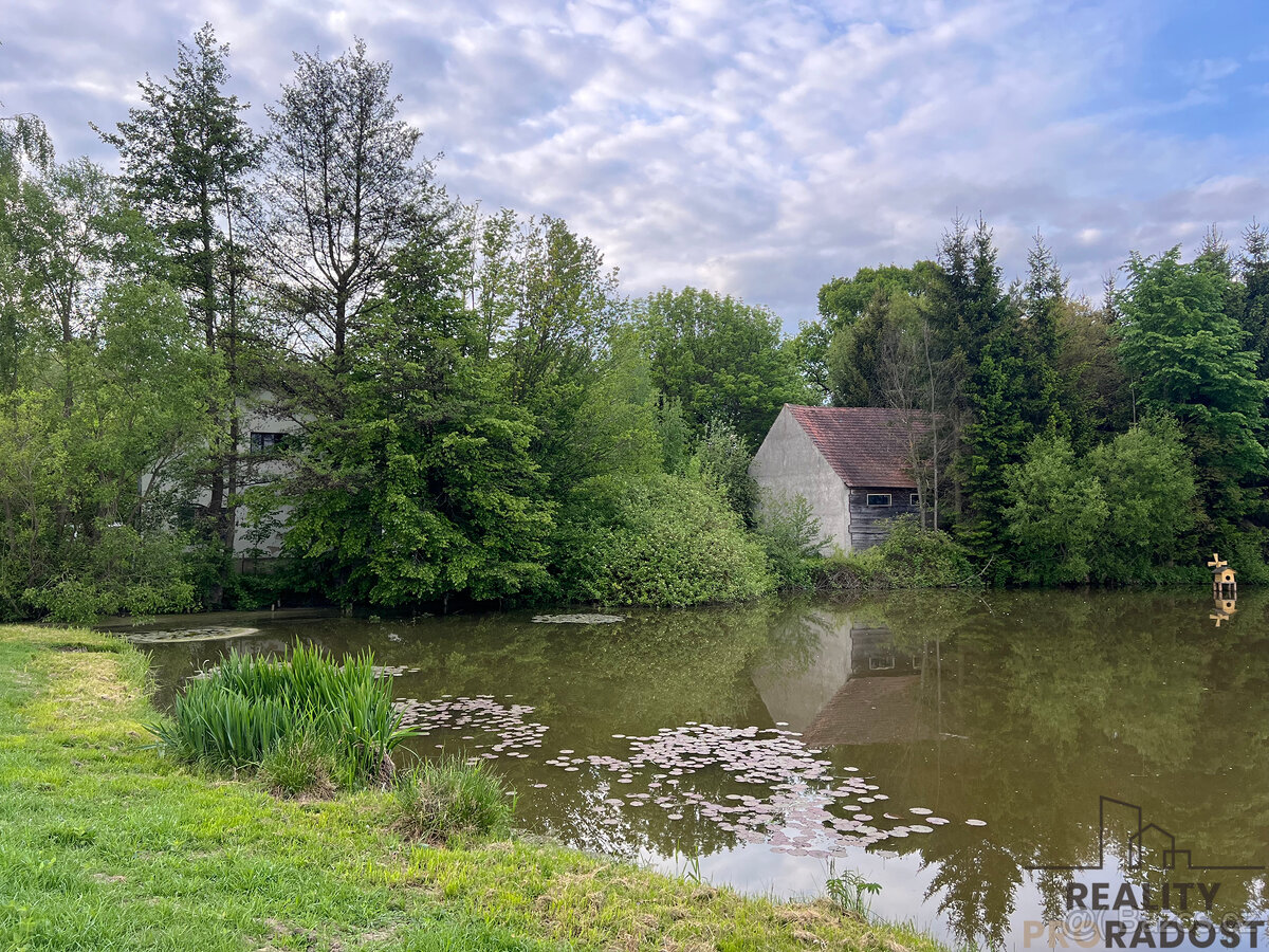 Prodej rodinného domu se stodolou u rybníka ve Vlkanově u Do