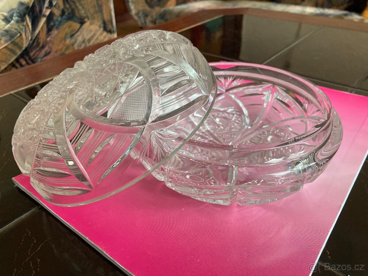 Prodám broušenou dózu s víčkem