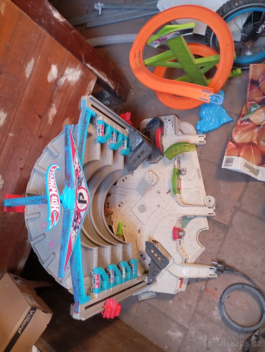Hot wheels garáž