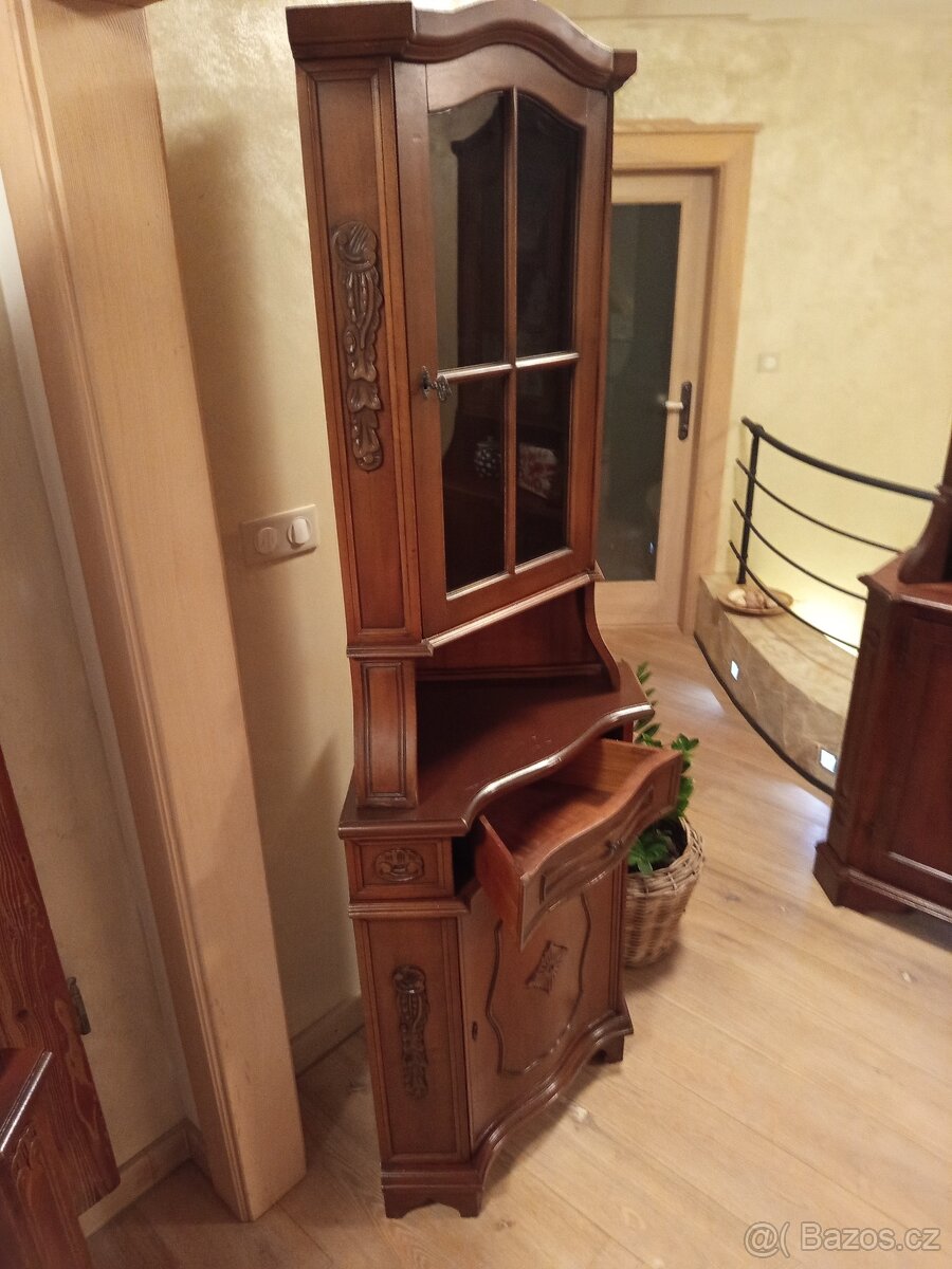 Starožitná rohová skříňka