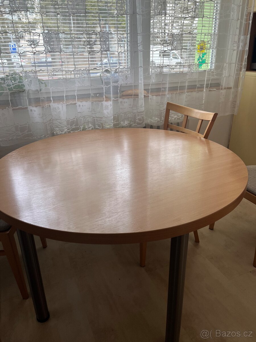 kuchyňský stůl se židlemi