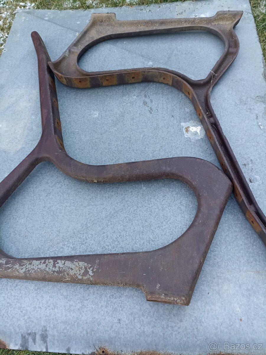 Litinové nohy k lavičce