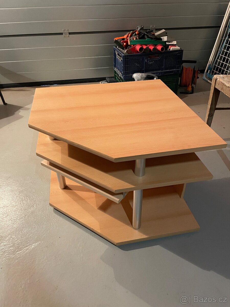 Rohový stůl pod televizi