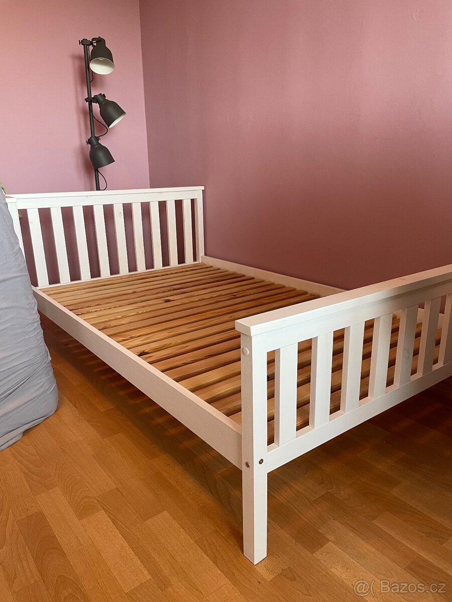 Bílá dřevěná postel 120x200 cm
