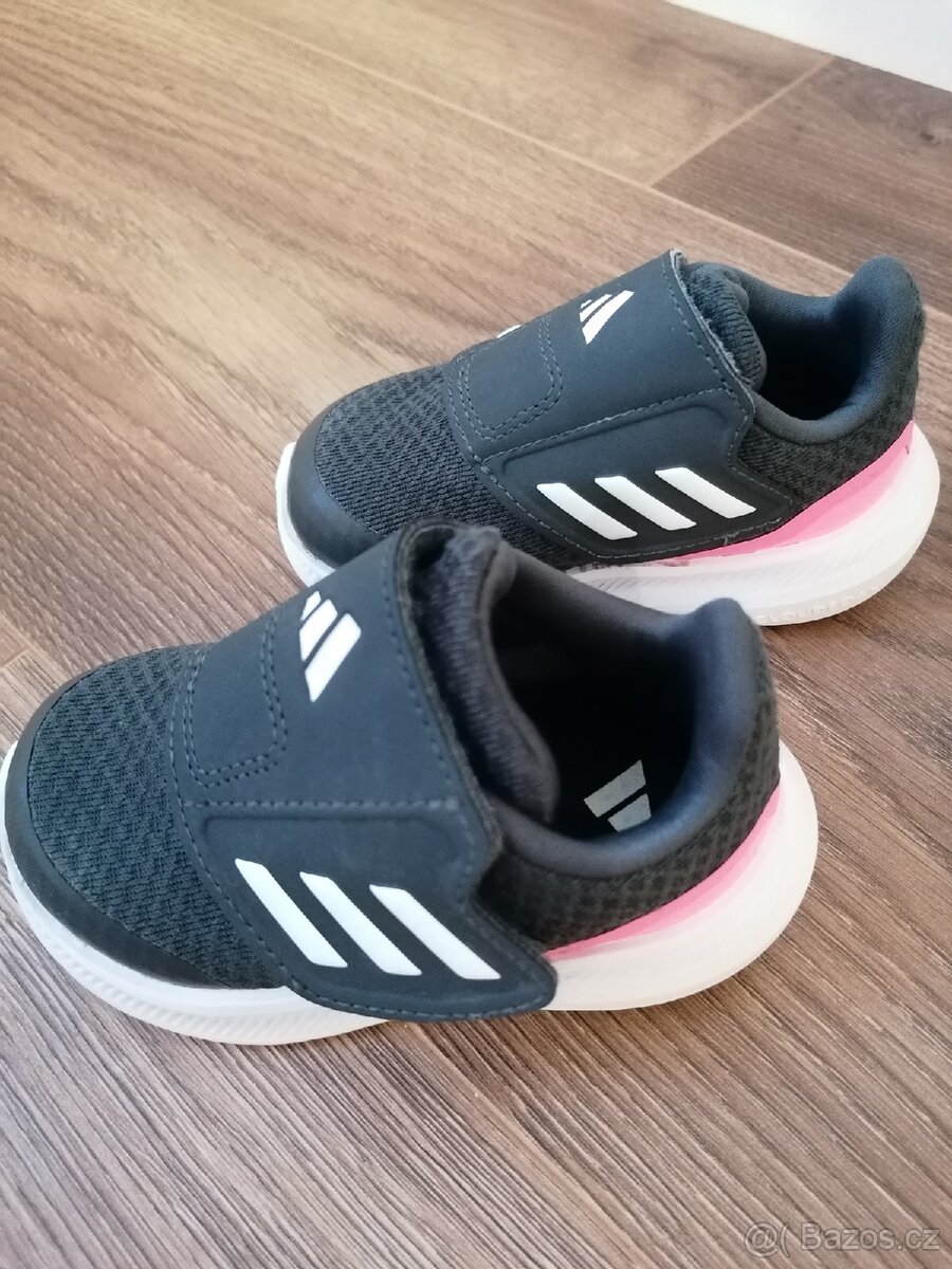 Dívčí boty Adidas.