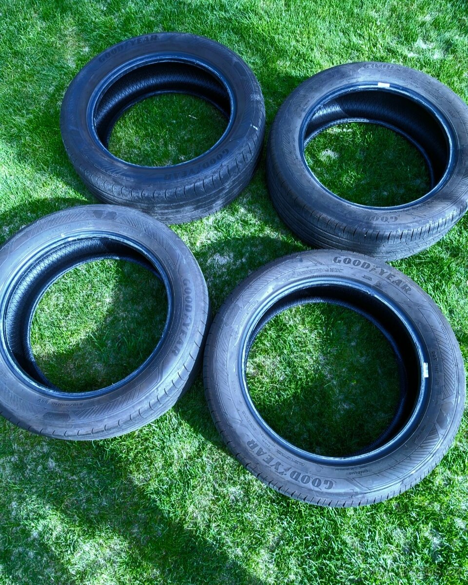 Prodám 4 ks letních pneu - 215/55 R18