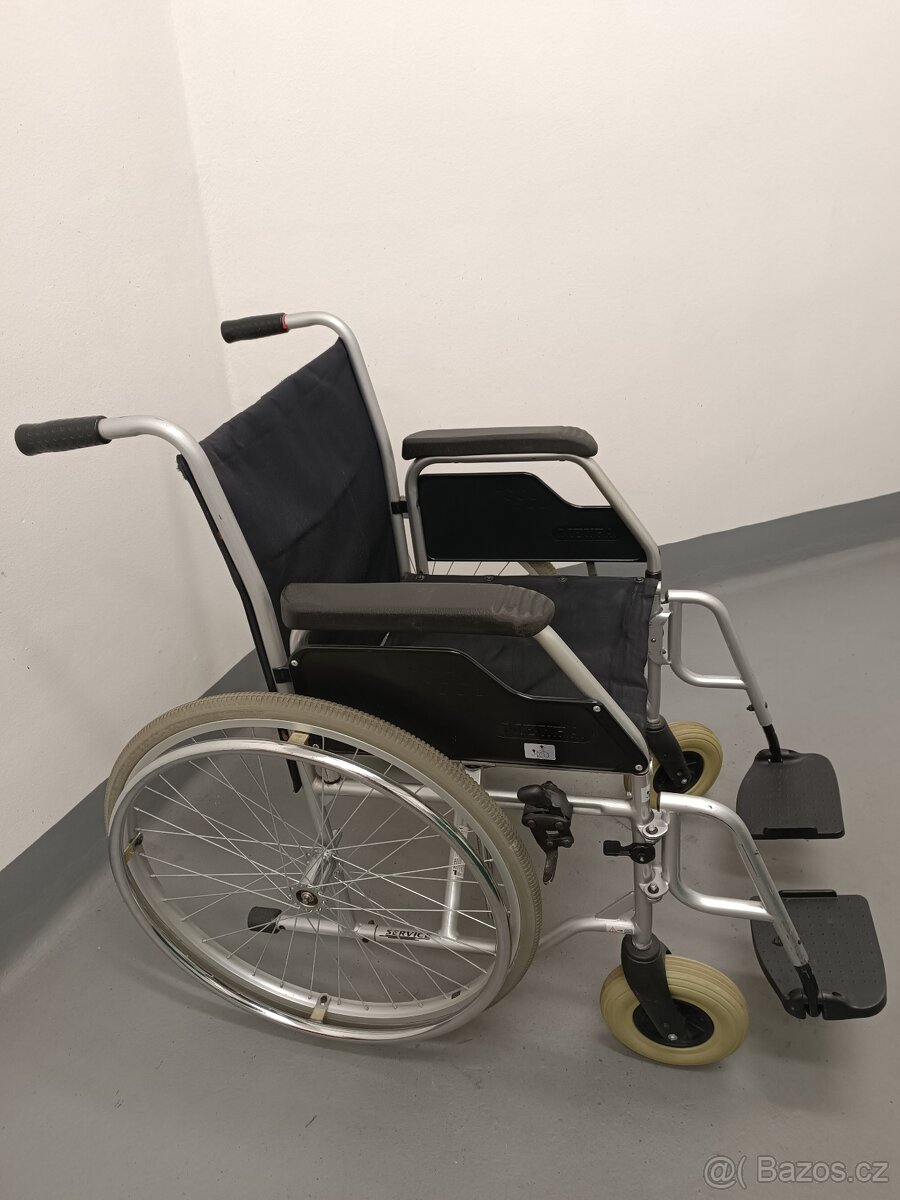 Mechanický invalidní vozík.