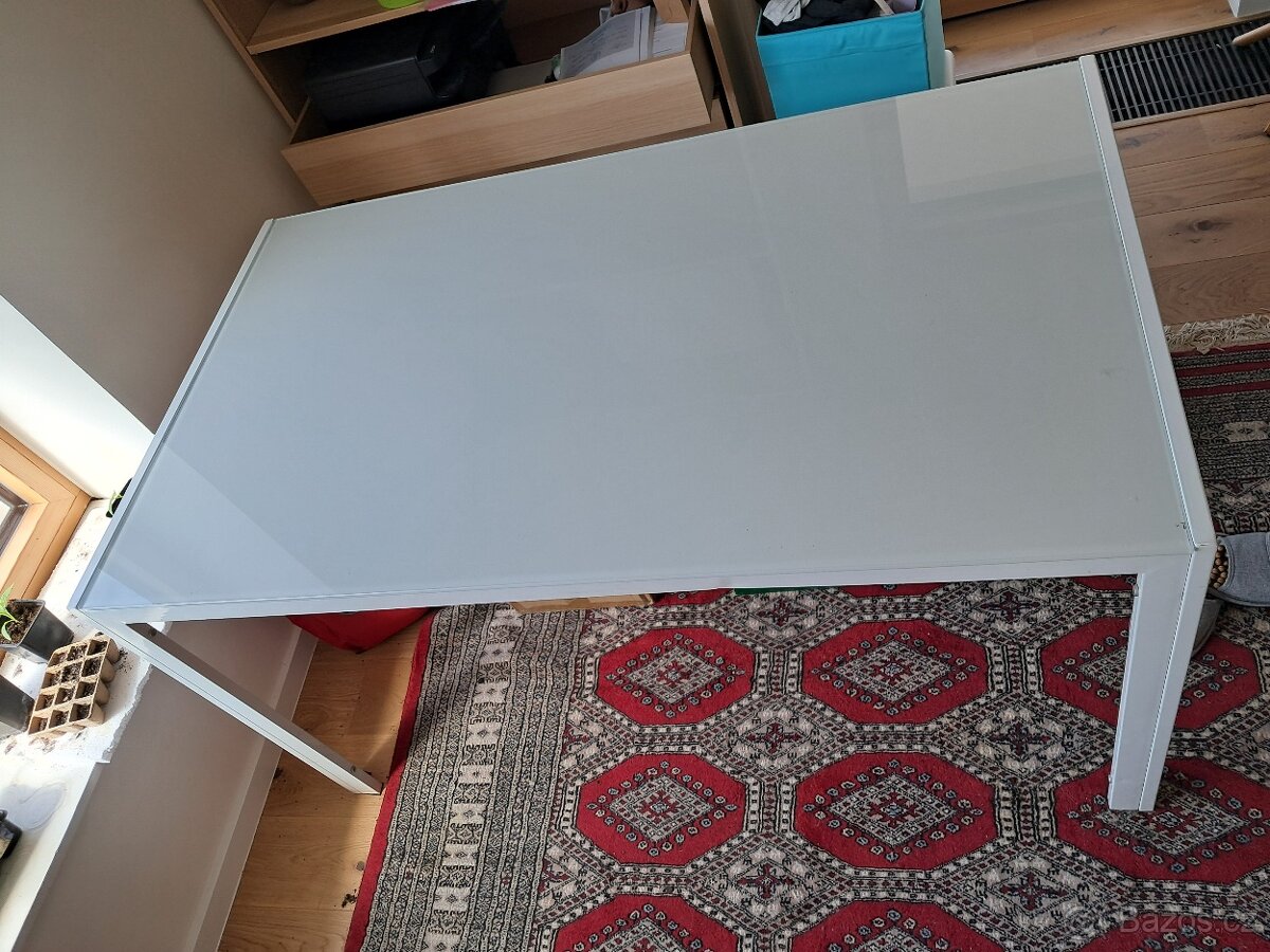 Prodám jídelní kovový stůl se sklem - 140 x 80