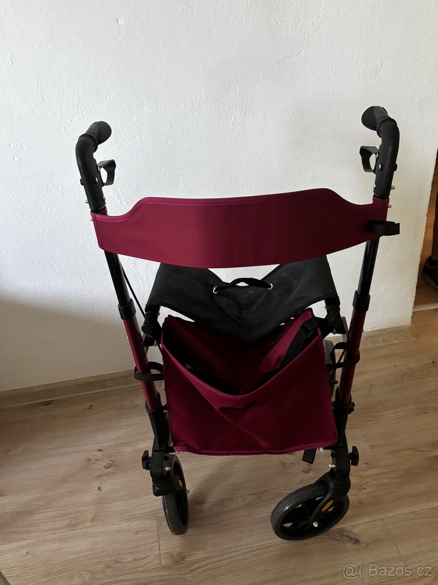Čtyřkolé chodítko pro seniory