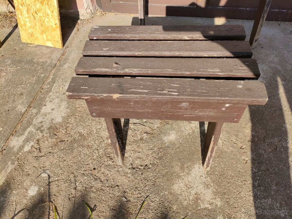 Dřevěná stolička k renovaci