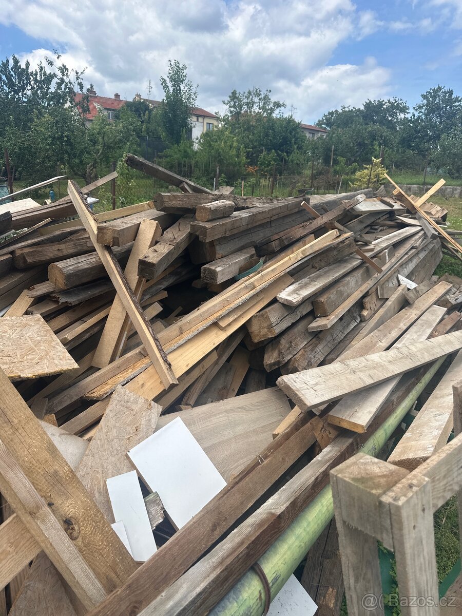 Dřevo za odvoz spěchá