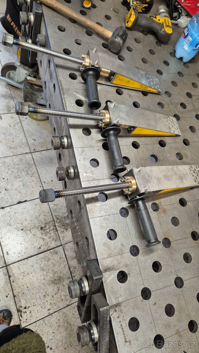 Mechanicky klin klin na stromy drevorubacsky klin