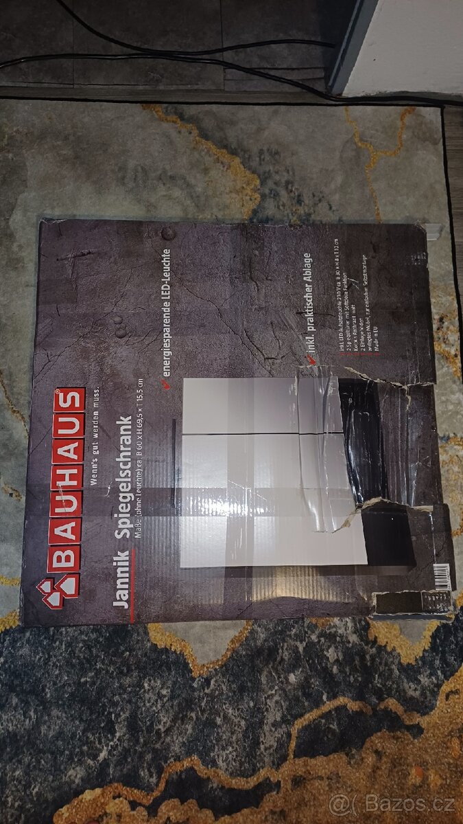 Zrcadlová skříňka s LED osvětlením