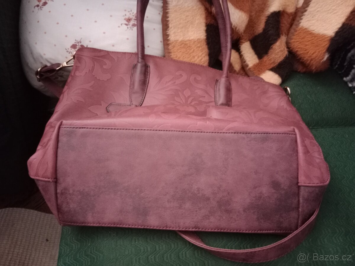 Č.1 červená kabelka
