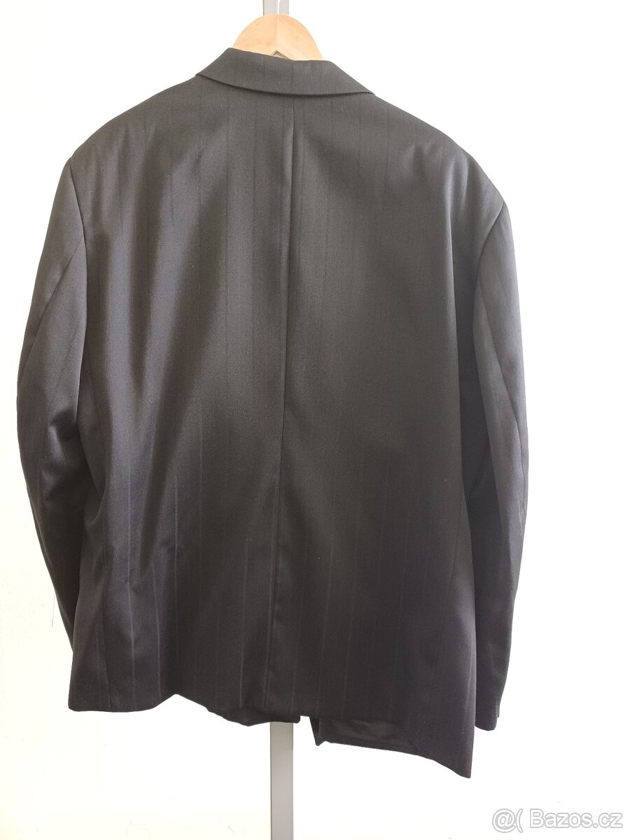 Tmavý pánský oblek