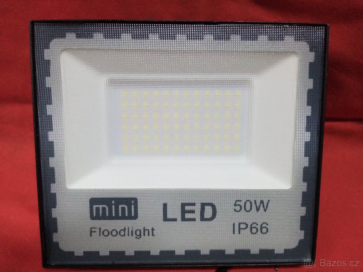 Reflektor LED diodový s držákem 220V