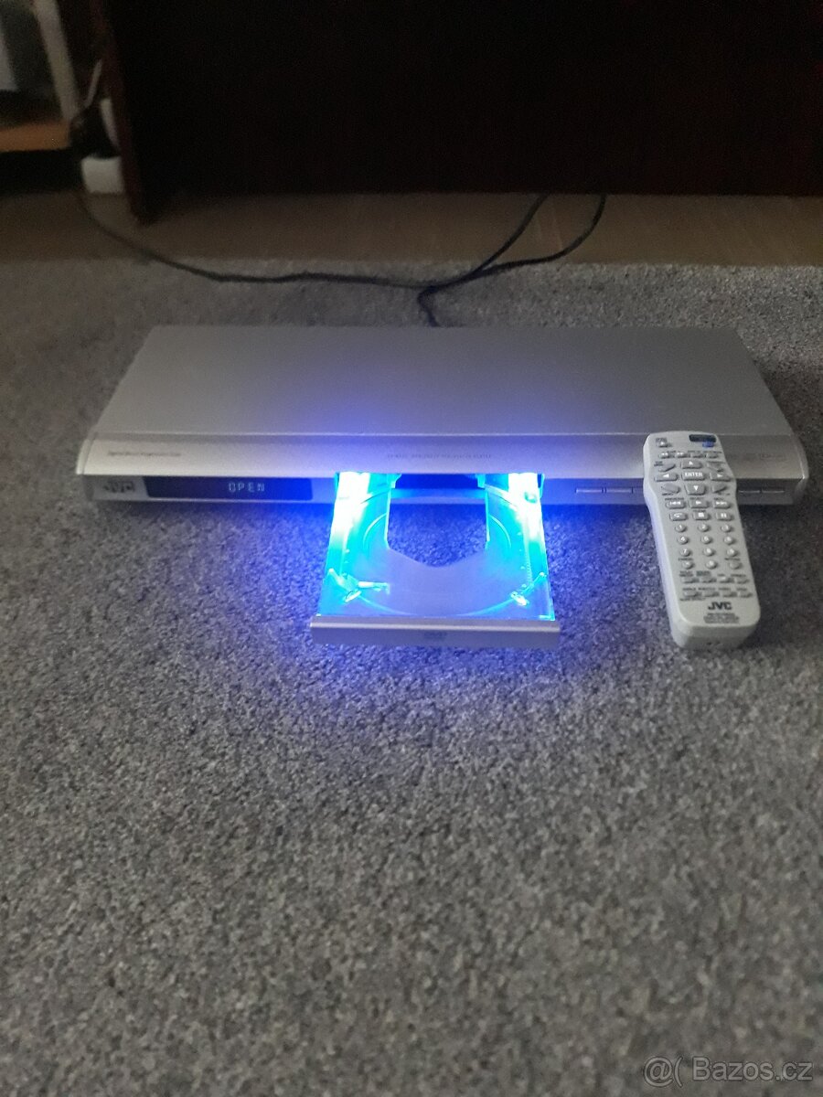 DVD  PŘEHRAVAČ  ZN.  JVC  220  V.  S  OVLADAČEM