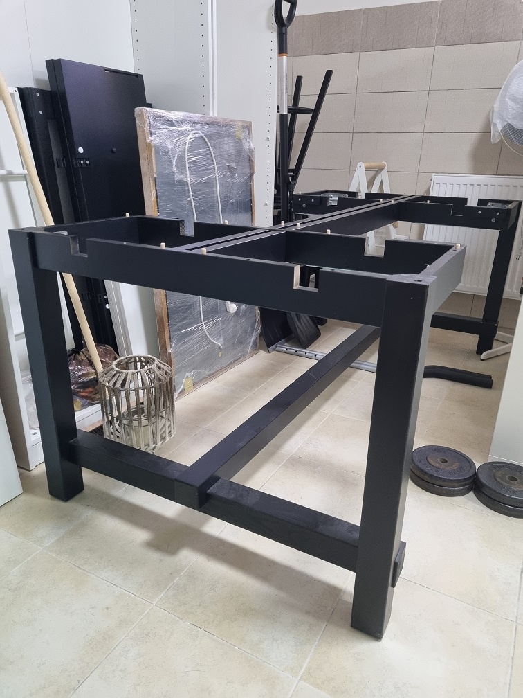 Nabízím k prodeji udržovaný a velmi prostorný kuchyňský stůl