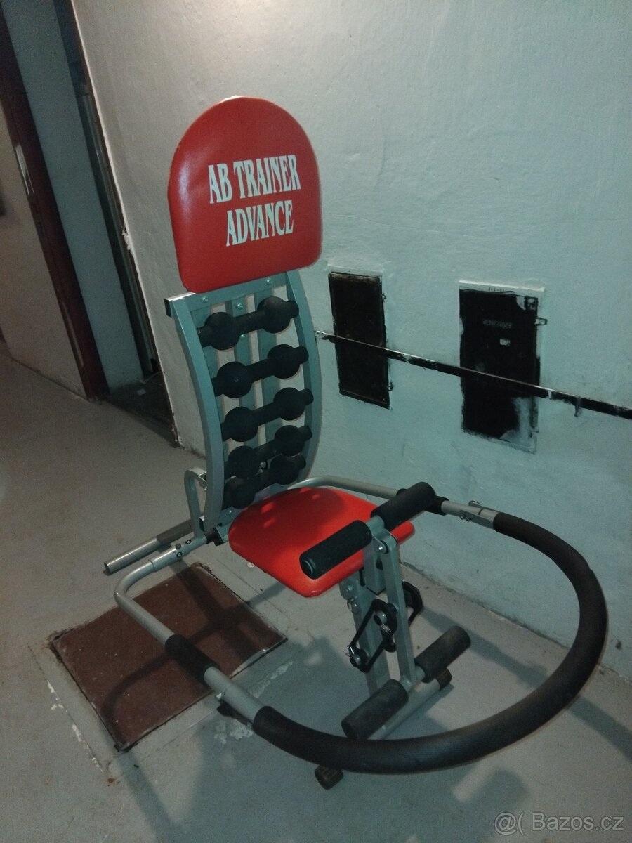 Posilovací a masážní stroj