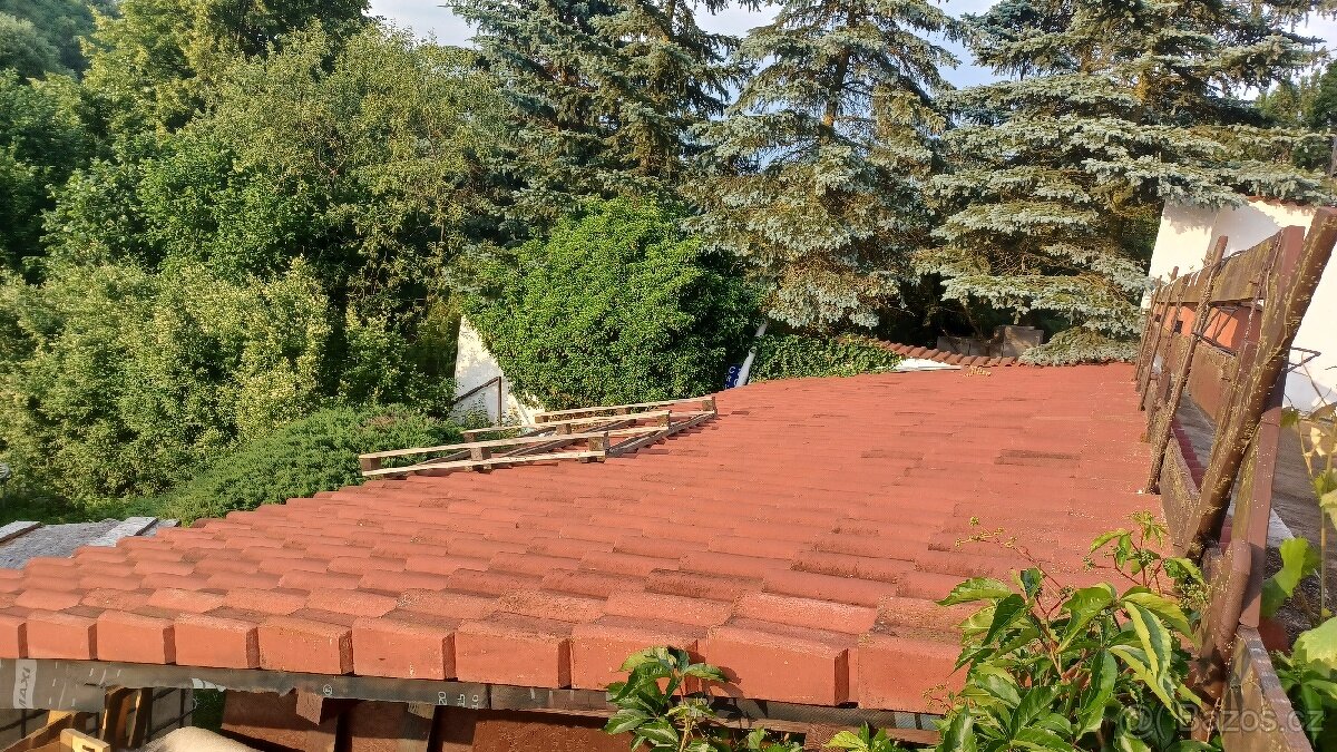 Střešní tašky, a hřeben