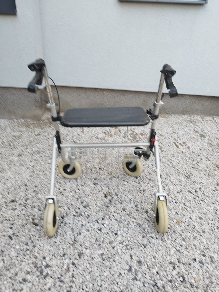 Chodítko čtyřkolové pro seniory