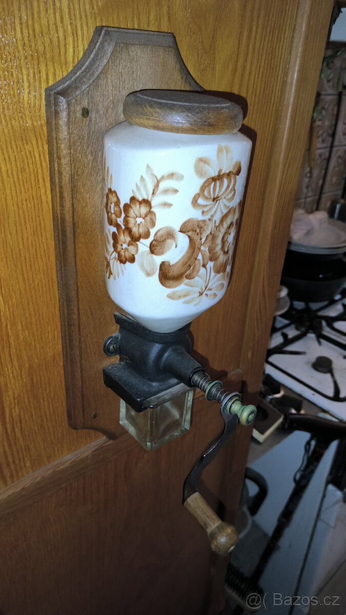 Mlýnek na kávu - keramický (či porcelán?)