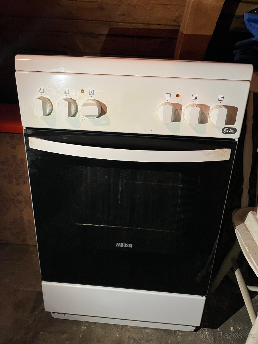 Sporák, sklokeramická deska ZANUSSI 1800Kč