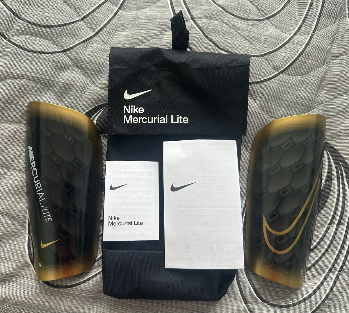 Chrániče Nike Mercurial Lite - M - zlatočerné