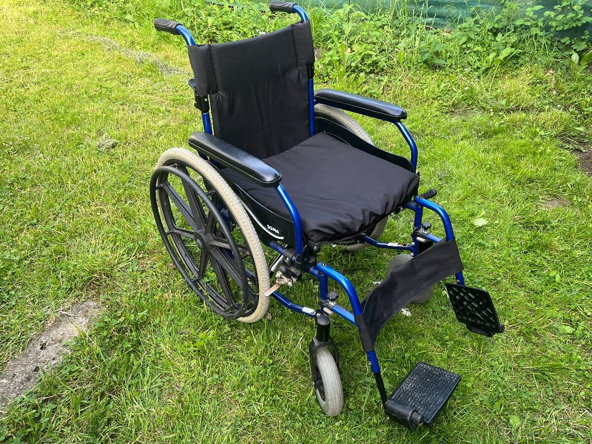 Invalidní vozík a chodítko