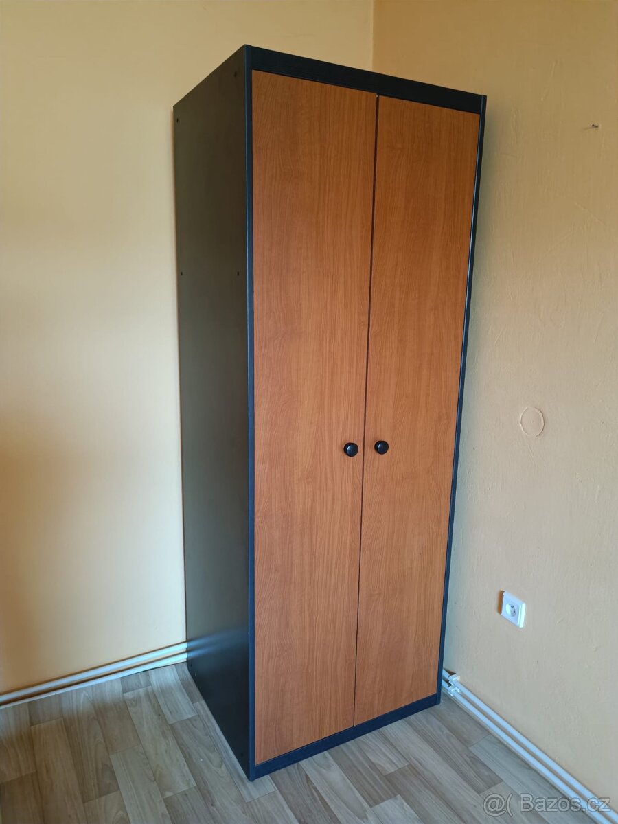 Skříň šatní