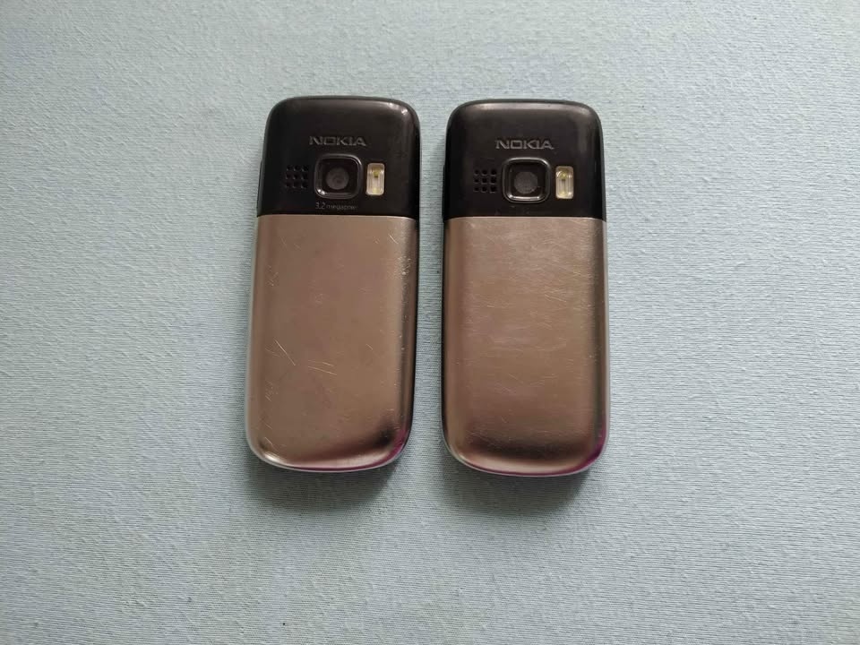 2x telefon Nokia 6303 + Příslušenství Nokia (nabíječky, kabe
