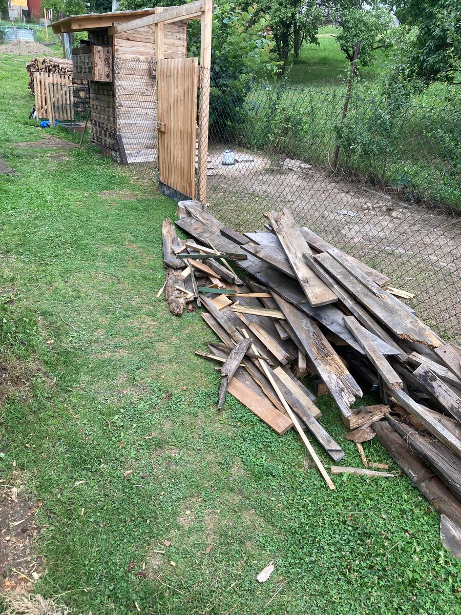 Dřevo ze staré střechy za odvoz