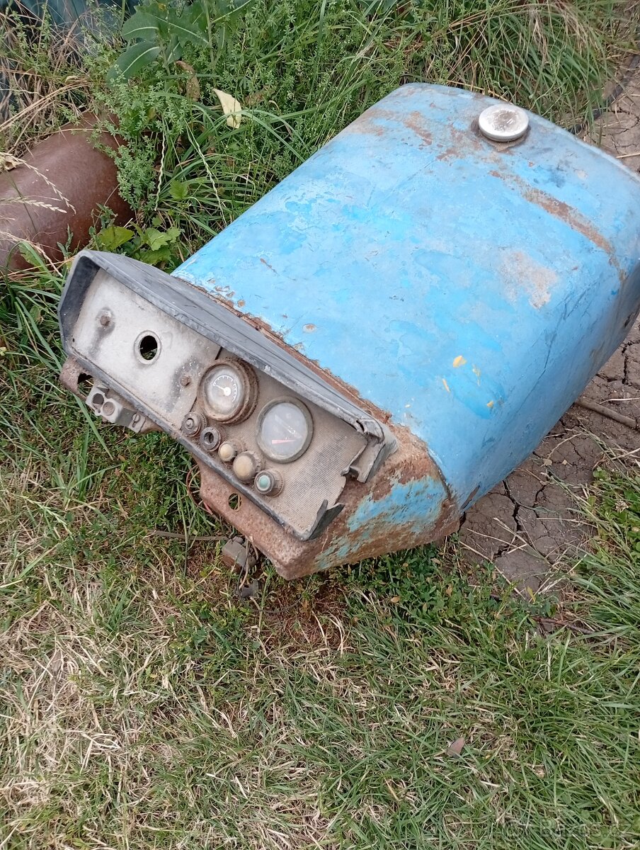 Nádrž Zetor 4011