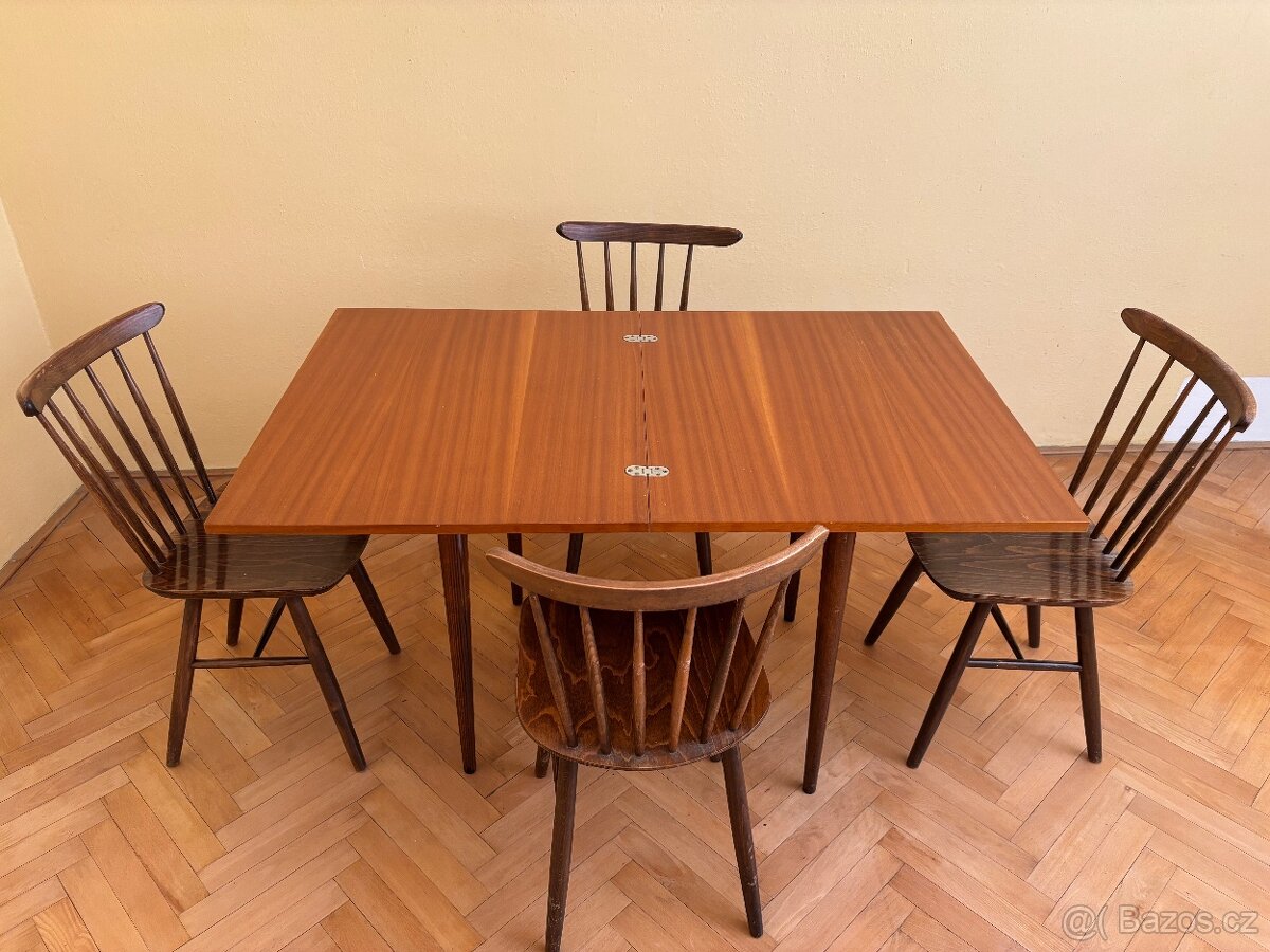 Jídelní set, 4 židle značky TON