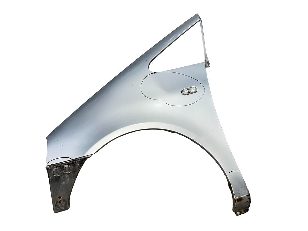 Levý blatník stříbrná metalíza LA7W VW Sharan 7M r.v. 2003