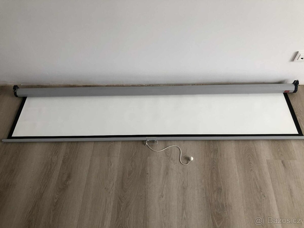 Plátno na projektor