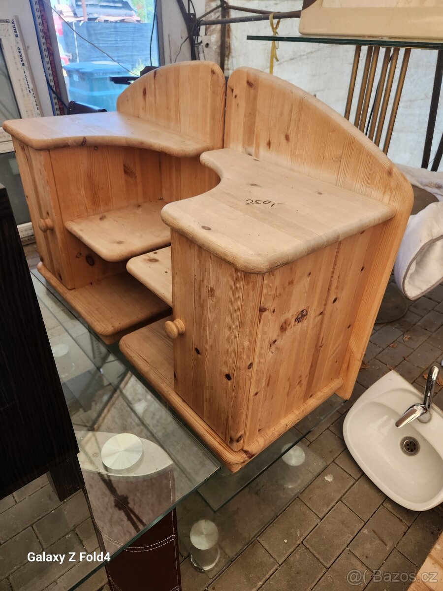 PRODÁM MASIVNÍ 2x  ROHOVÝ STOLEK / STUPÍNKOVOU LAVICI
