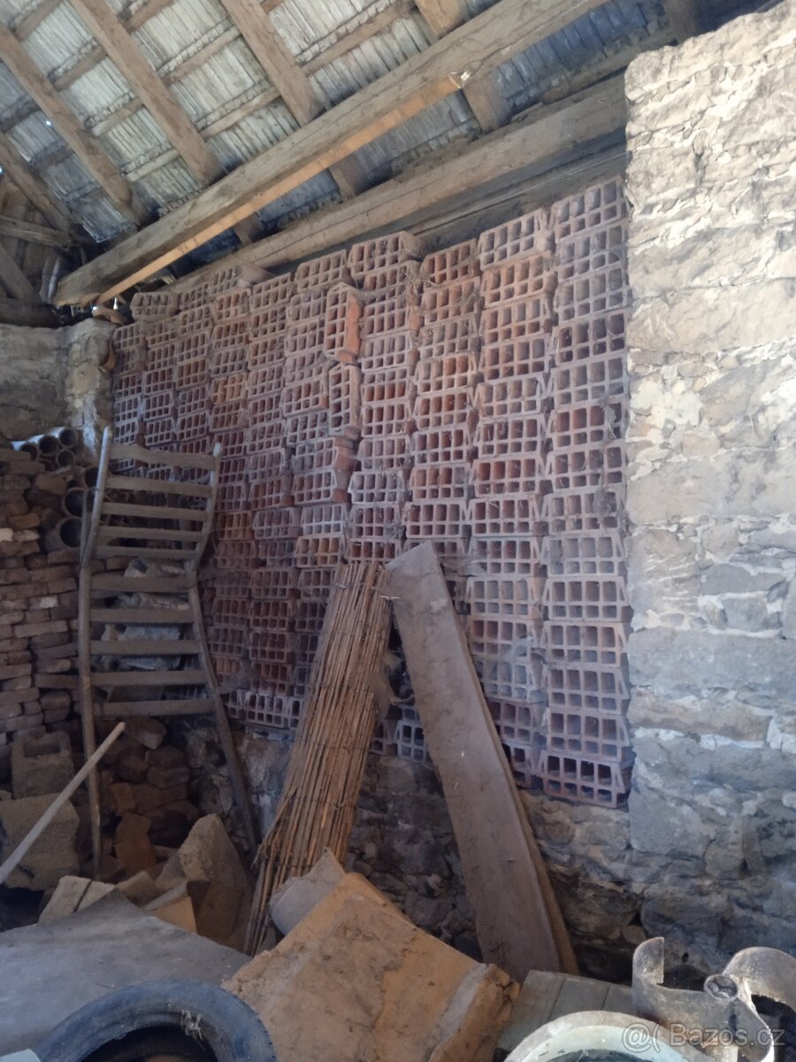 Prodám stropní překlady a cihly