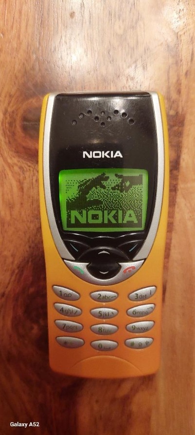Nokia 8210 top stav
