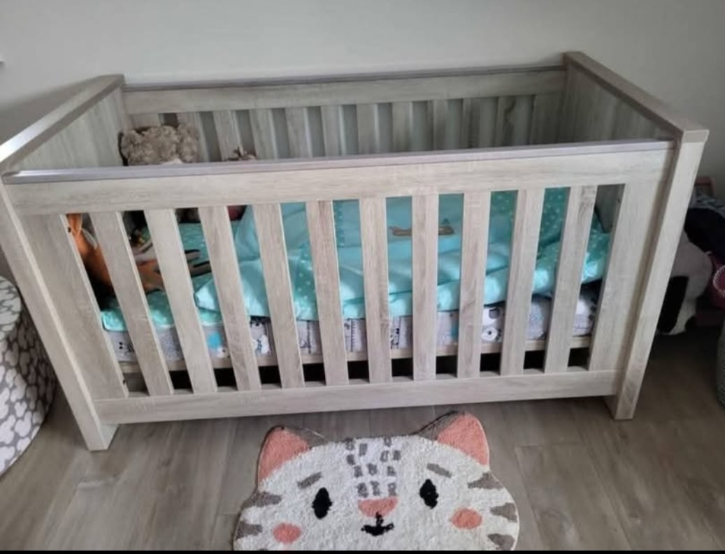 Dětská rostoucí postýla a komoda s přebalovacím pultem