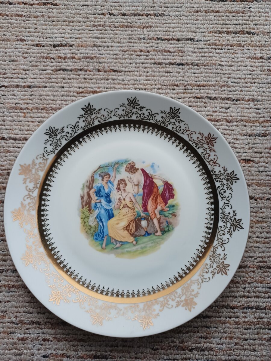 Krásný porcelánový talíř