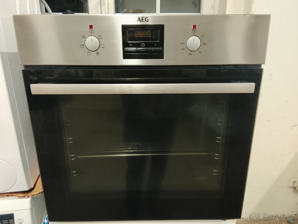 Vestavná trouba AEG