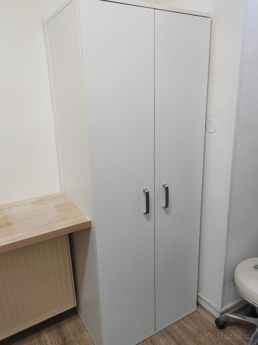 Bílá policová skříň